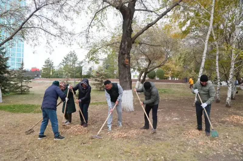 «Таза Қазақстан»: работники столичных учреждений культуры вышли на масштабную уборку в Астане (8)