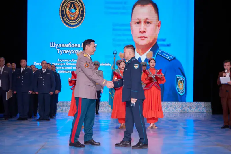 Заместитель министра внутренних дел — Главнокомандующий Нацгвардией поздравил полицейских с Днём Республики (6)