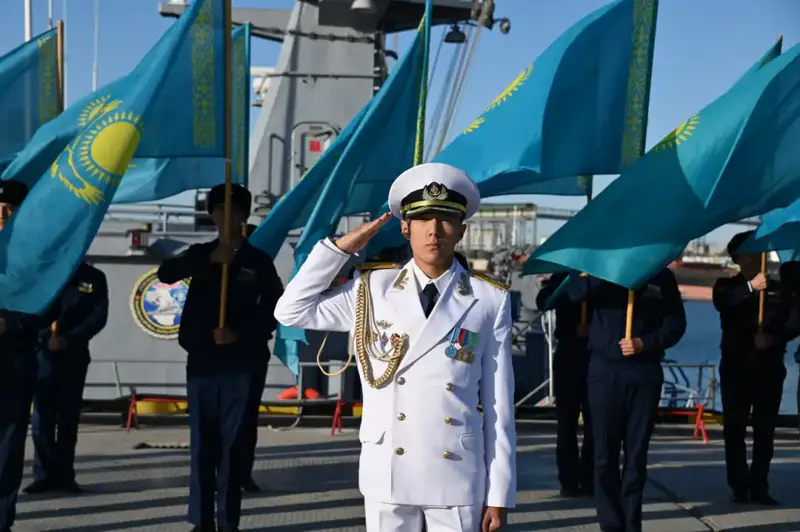 Военные моряки укрепляют национальную идентичность, пронесши Государственный флаг Казахстана по Каспийскому морю Астане