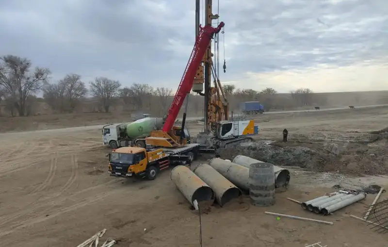 Смытый паводком мост Эмбы проходит реконструкцию (2)