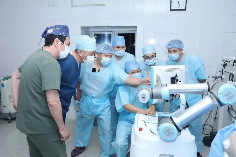 В Караганде робот будет делать операции на мозге (10)