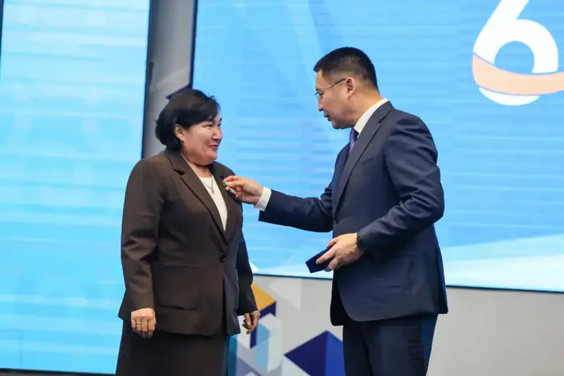 Аким Павлодарской области Асаин Байханов поздравил Торайгыров университет с 65-летием (9)