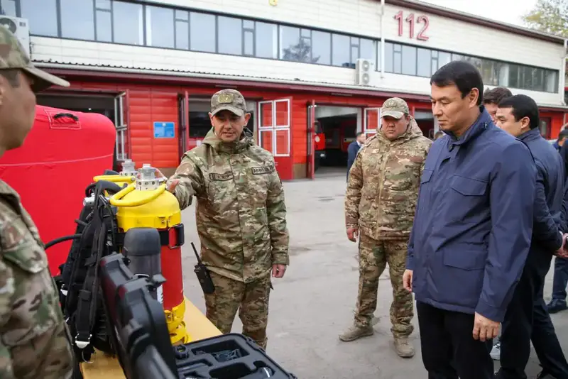 Аким Алматы ознакомился с деятельностью специализированного отряда ДЧС (2)