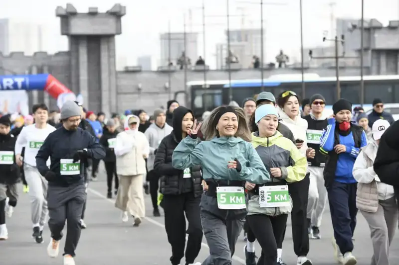 В массовом забеге, посвященном Дню Республики, приняли участие 1500 жителей столицы (3)