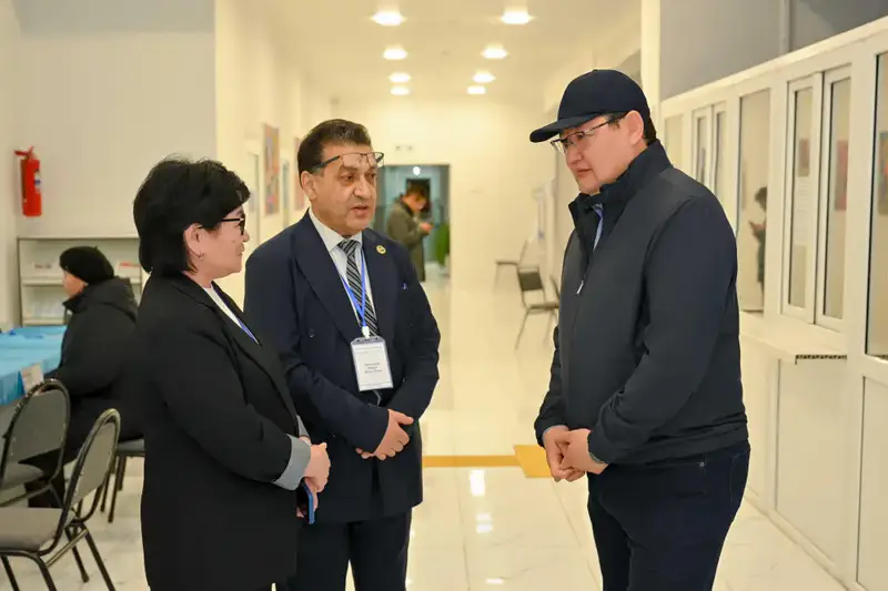 Аким области отдал свой голос на выборах (10)