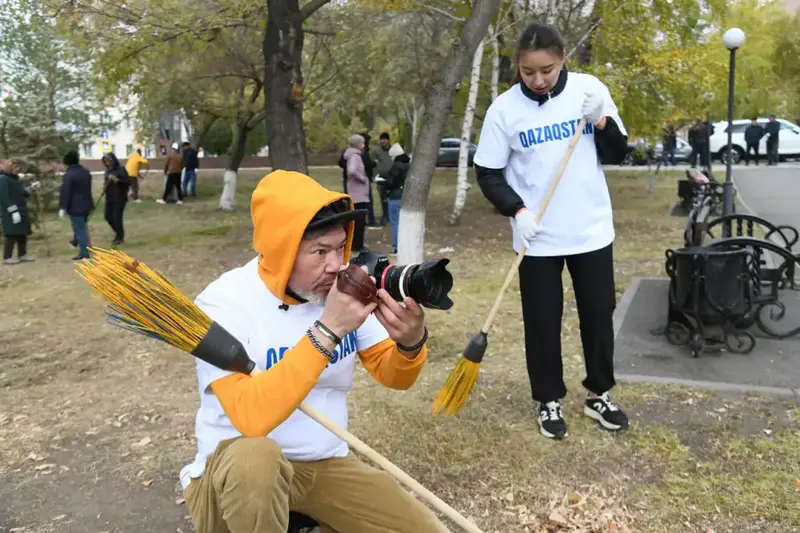 Сотрудники культуры Астаны участвуют в субботнике в рамках проекта "Таза Қазақстан" Астане