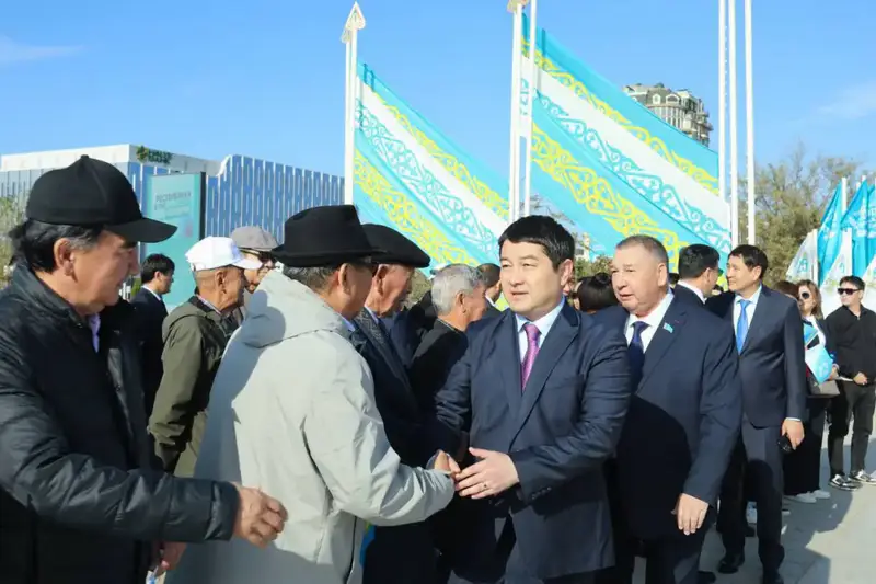 Церемония поднятия Государственного флага в Актау ко Дню Республики Астане