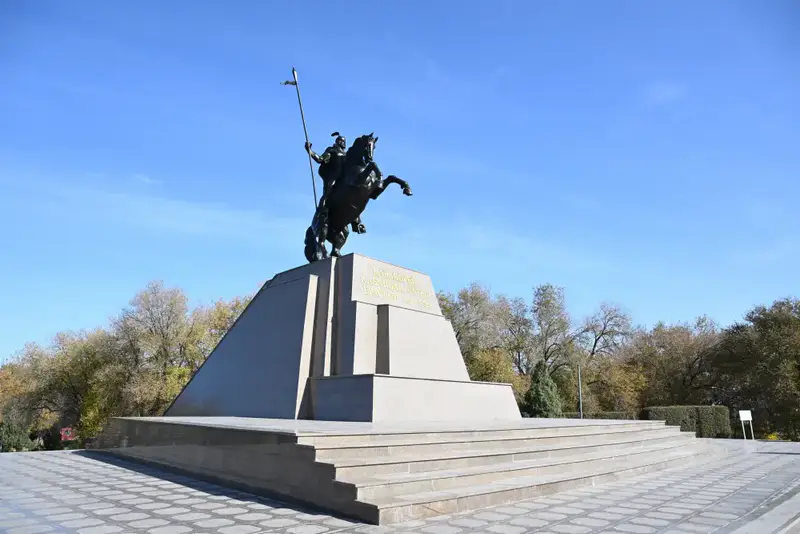 В преддверии Дня Республики в Жетісу завершена реконструкция известных памятников и введен новый сквер (5)