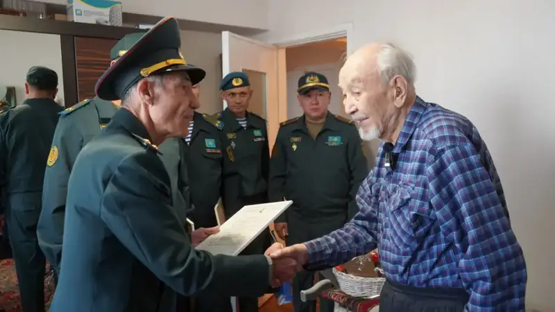 В Алматы военнослужащие Вооруженных сил поздравили ветерана войны (4)