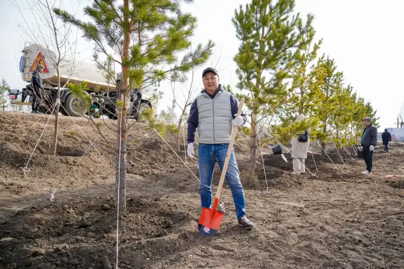Представители интеллигенции внесли свой вклад в озеленение столицы (8)