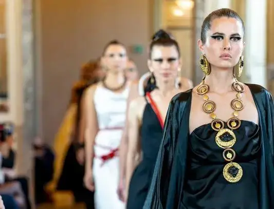 Неделя моды в Милане: Ольга Целлер представила уникальные украшения из карагандинского угля Астане