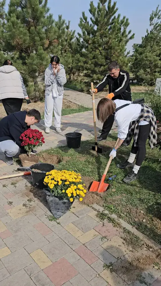 Алматинские школьники сажают будущее: три тысячи карагачей для родного города Астане
