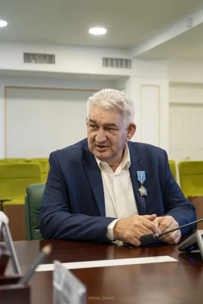 В области Жетісу государственная награда вручена специалисту дорожной отрасли (3)