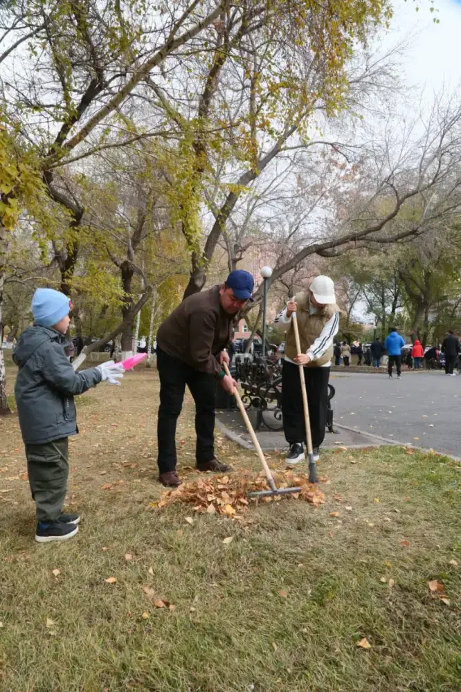 «Таза Қазақстан»: работники столичных учреждений культуры вышли на масштабную уборку в Астане (6)