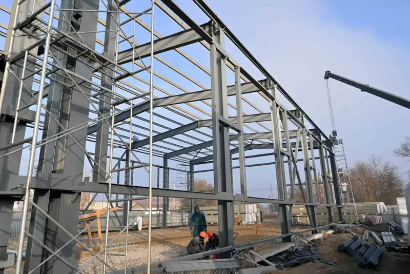 Аким области ознакомился со строительством физкультурно-оздоровительного комплекса в Семее (9)