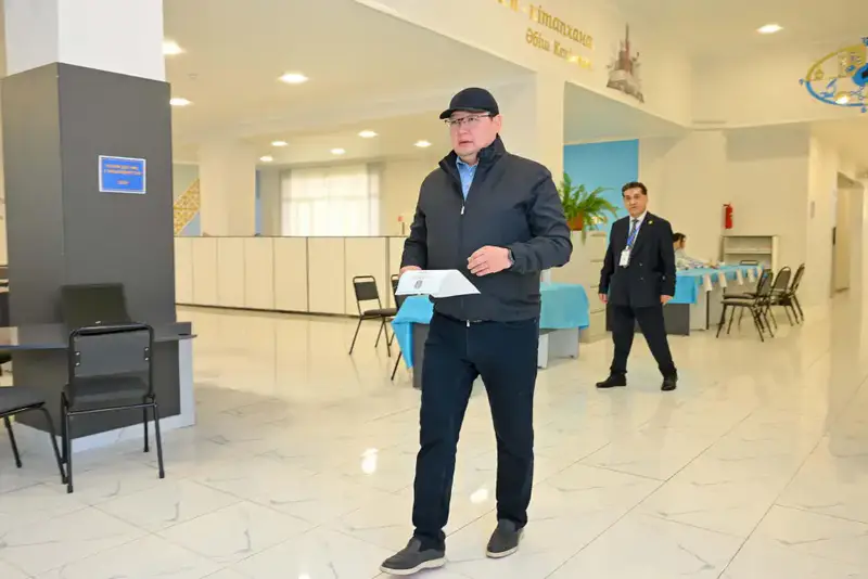 Аким области отдал свой голос на выборах (3)