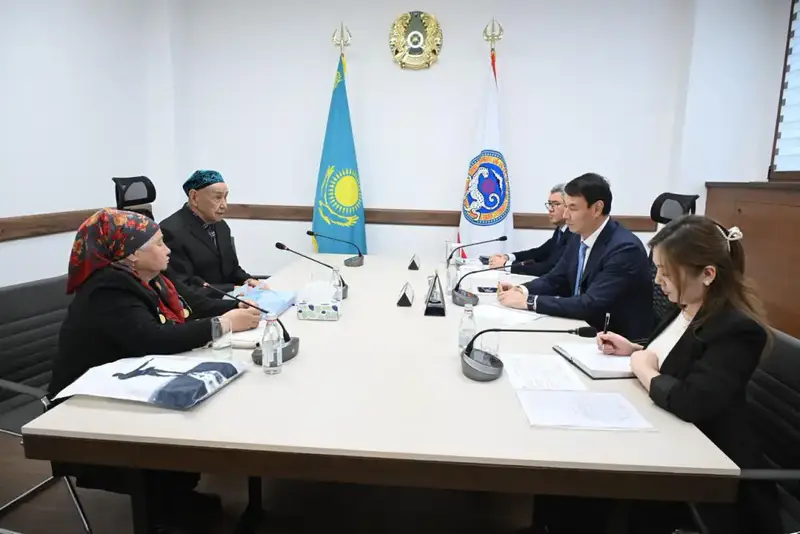 Аким города Алматы провел личный прием граждан (2)
