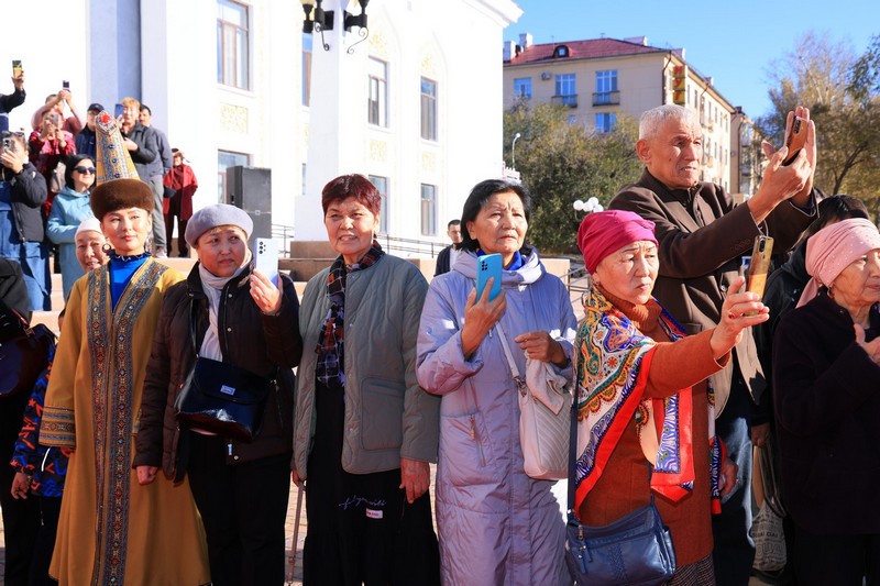 В Караганде поздравили с юбилеем народного артиста Казахстана Кайрата Байбосынова (2)