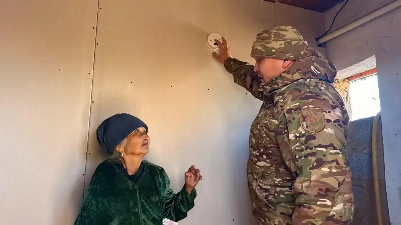 В области Жетісу свыше 2 тысяч датчиков устанавливают в домах социально уязвимых семей (4)