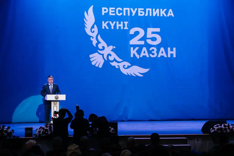 Аким Атырауской области Серик Шапкенов в канун Дня Республики вручил государственные награды (4)