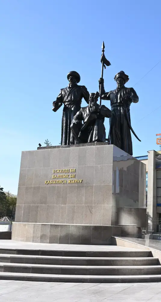 В преддверии Дня Республики в Жетісу завершена реконструкция известных памятников и введен новый сквер (2)