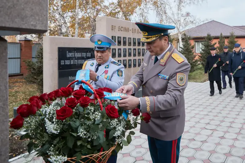 Заместитель министра внутренних дел — Главнокомандующий Нацгвардией поздравил полицейских с Днём Республики (8)