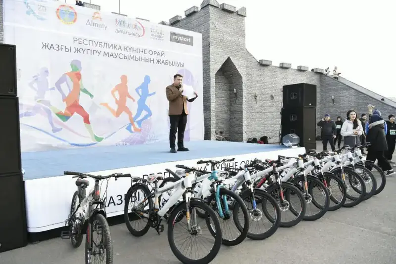 В массовом забеге, посвященном Дню Республики, приняли участие 1500 жителей столицы (5)