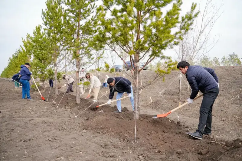 Представители интеллигенции внесли свой вклад в озеленение столицы (10)