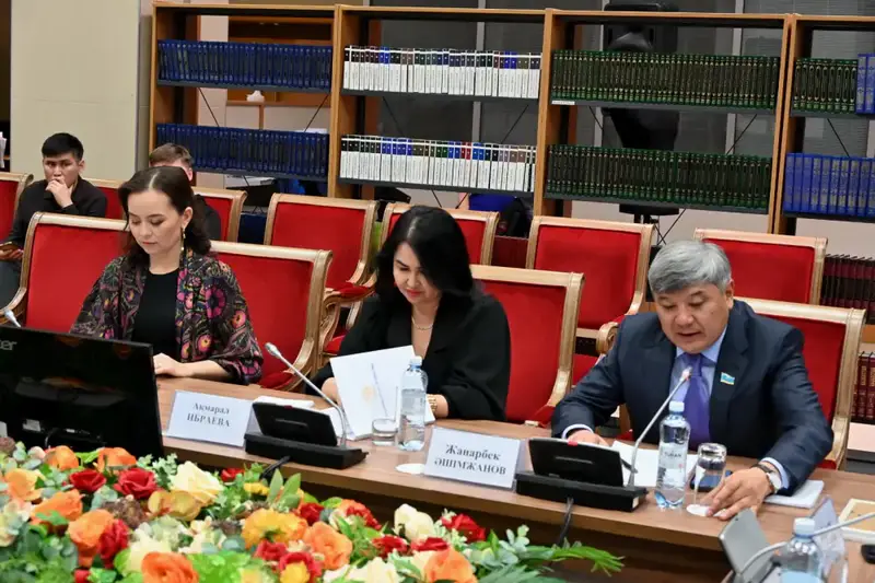 Круглый стол в Астане: обсуждение независимости и роли государственных символов в контексте Дня Республики Астане