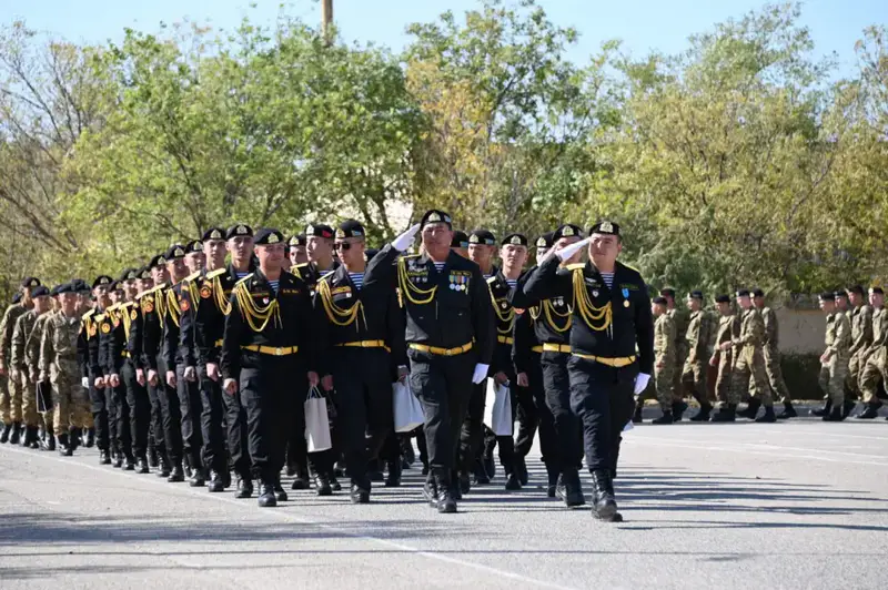 В Актау более 500 морских пехотинцев простились с Боевым знаменем (6)