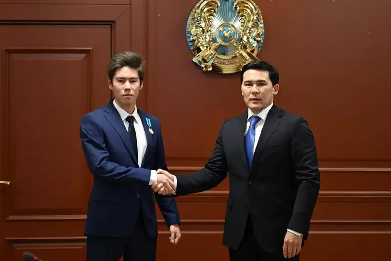 Министр наградил государственными и ведомственными наградами ряд специалистов, добившихся высоких результатов и внесших значительный вклад в развитие отечественного спорта (2)