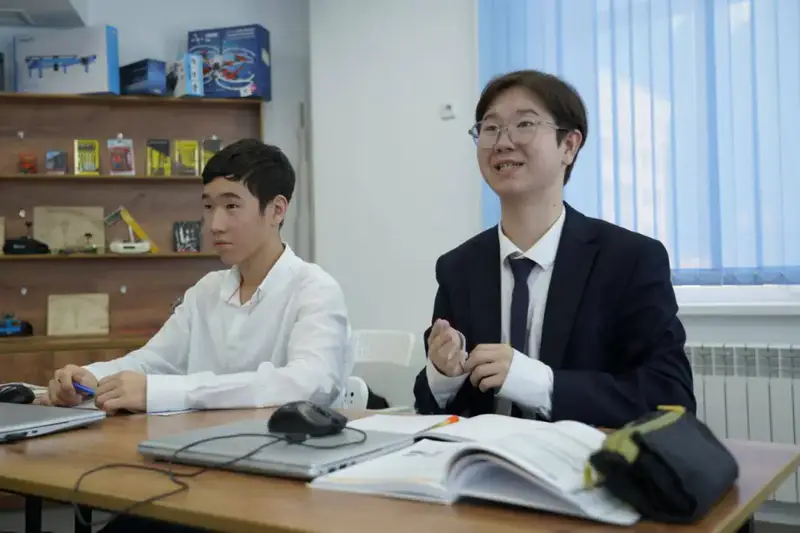 Столичный учитель успешно применяет ИИ в обучении школьников (2)