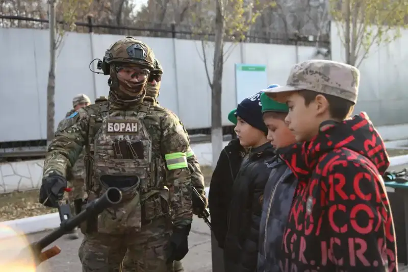 Школьники узнали о жизни пограничников на открытом уроке в преддверии Дня Республики Астане
