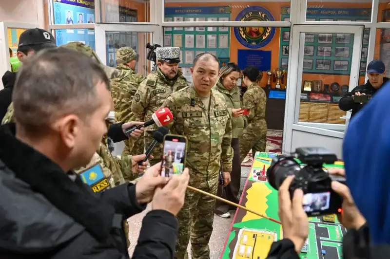 Журналисты узнали о жизни и подготовке военнослужащих в артиллерийской бригаде Аягоза Астане