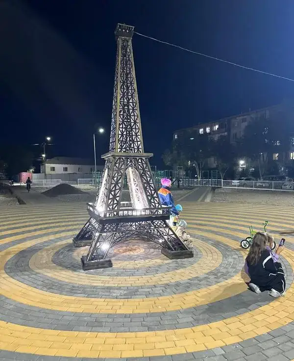 В Шетском районе появился современный сквер с архитектурной инсталляцией (2)