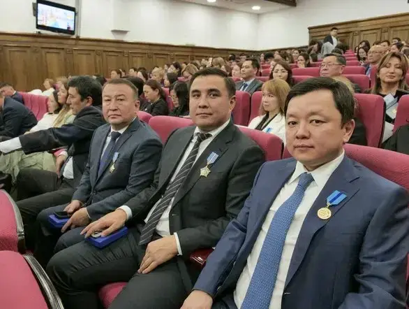 Министр финансов Мади Такиев вручил государственные награды руководителям региональных Департаментов казначейства (7)