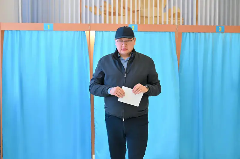 Аким области отдал свой голос на выборах (7)