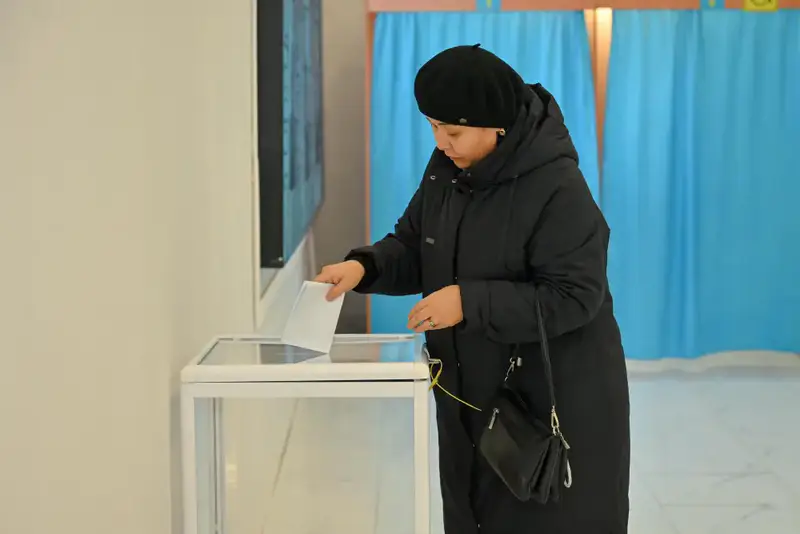 Аким области отдал свой голос на выборах (2)