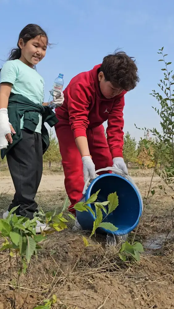 Алматинские школьники приняли участие в акции «Таза Қазақстан» (6)