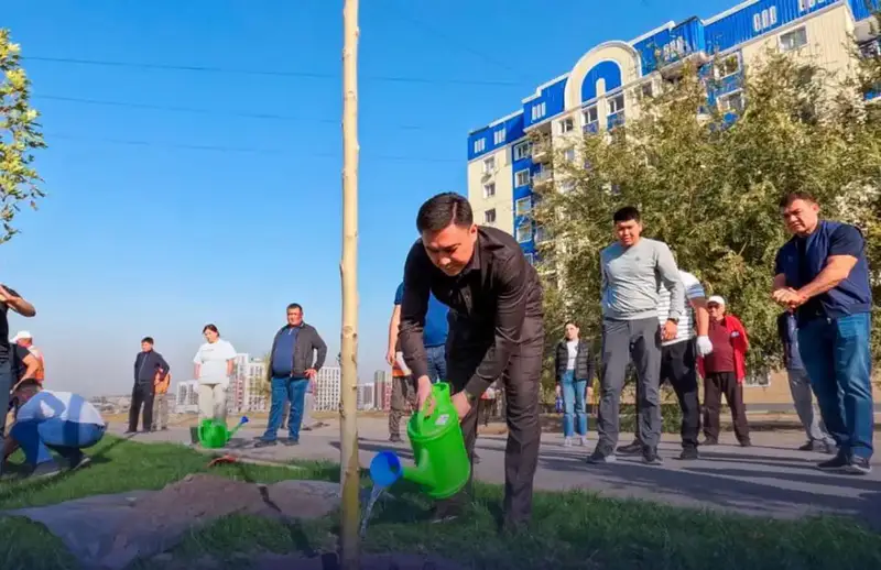 АКИМ ШЫМКЕНТА ПРИНЯЛ УЧАСТИЕ В ПОСАДКЕ ДЕРЕВЬЕВ ВМЕСТЕ С ЖИТЕЛЯМИ (7)