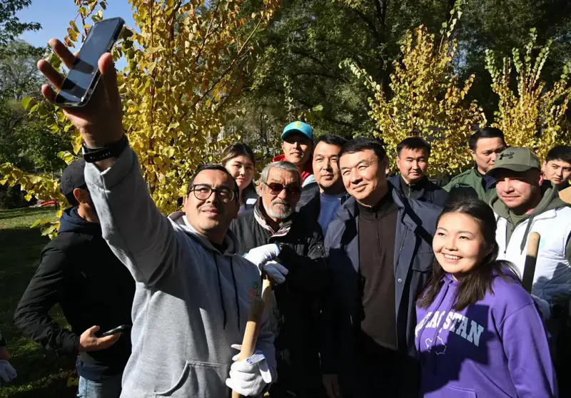 Аким города поддержал инициативу «Таза Қазақстан» посадкой деревьев в парке «Достык» (2)