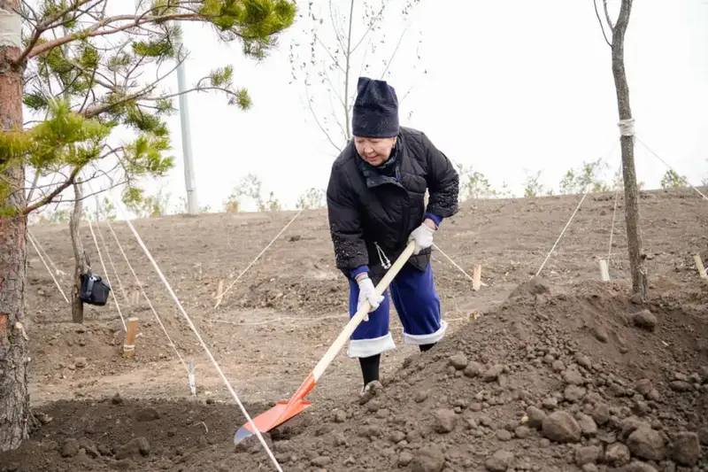 Представители интеллигенции внесли свой вклад в озеленение столицы (2)