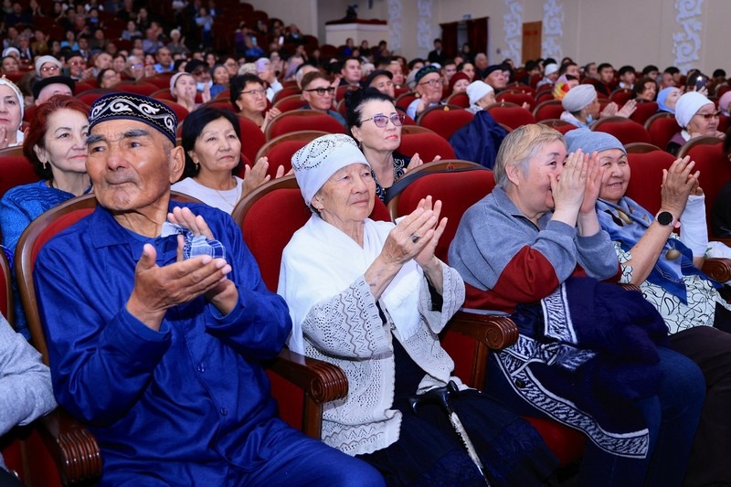 В Караганде поздравили с юбилеем народного артиста Казахстана Кайрата Байбосынова (9)