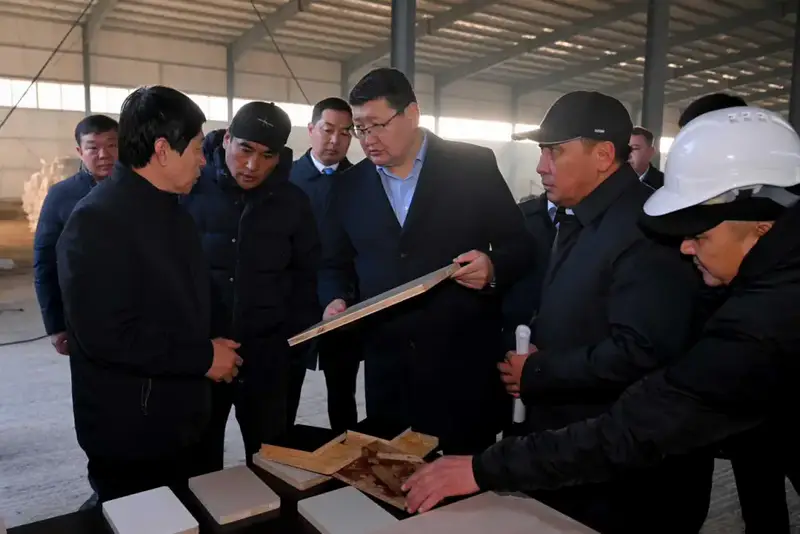 Аким области посетил новый завод, строящийся в Семее (5)