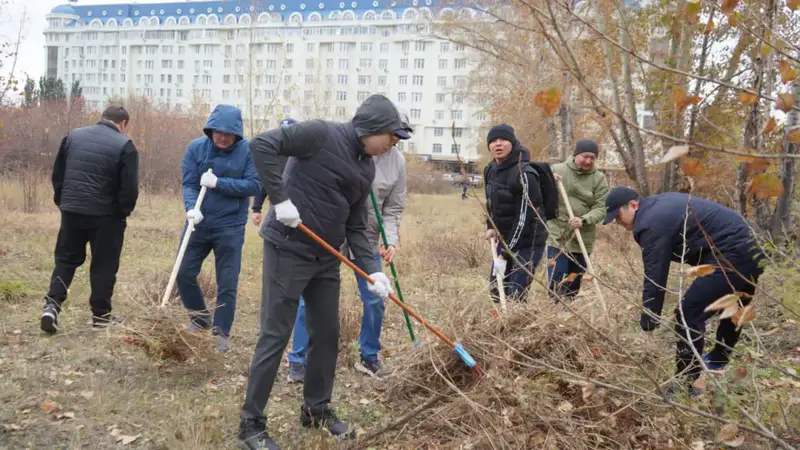 Сотрудники Генеральной прокуратуры участвуют в экологической инициативе в рамках общегородского субботника Астане