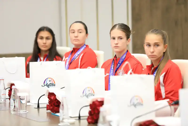 Аким области Асхат Шахаров принял женский футбольный клуб «Ақтөбе» - чемпионов Казахстана (5)