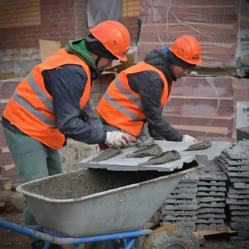 Аким Павлодарской области Асаин Байханов посетил село Атыгай близ Экибастуза, где проверил ход строительства новой школы (2)
