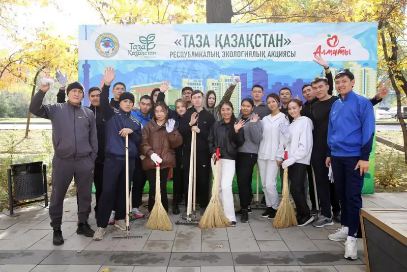 Сообщество Алматы активно участвует в экологической акции «Таза Қазақстан», собрав 2300 участников и высадив 2000 деревьев. Астане
