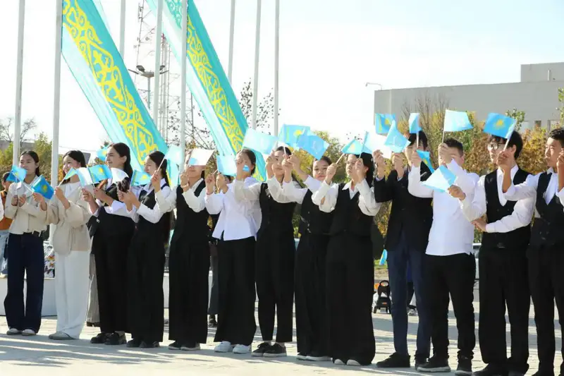 В Актау в честь Дня Республики состоялась церемония поднятия Государственного флага (7)