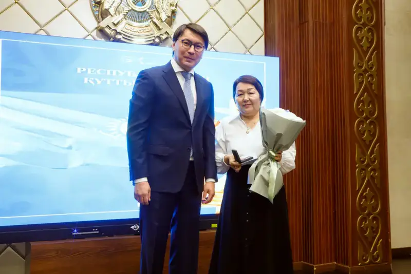 СОТРУДНИКИ АГЕНТСТВА НАГРАЖДЕНЫ В ЧЕСТЬ ДНЯ РЕСПУБЛИКИ (10)